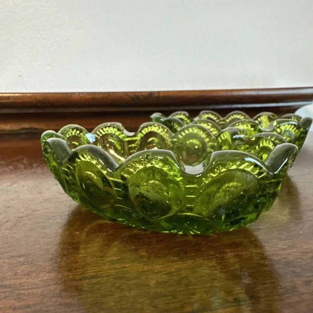 2 - 4.25" L.E. Smith MOON & STARS Green Glass Ashtray Trinket Vanity Dish VNTG - Picture 2 of 7